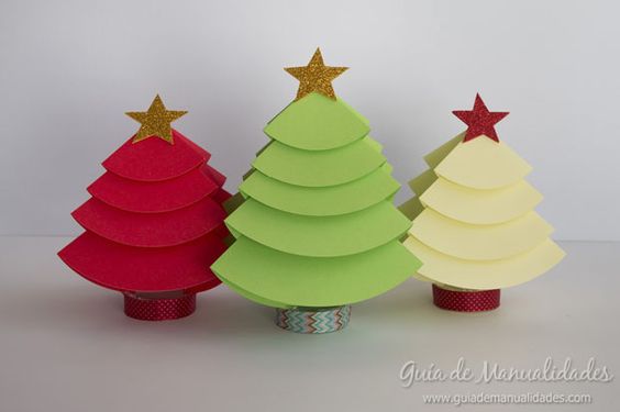 Árboles de navidad hechos con papel