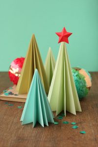 Árboles de navidad hechos con papel
