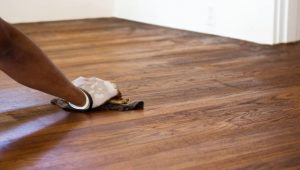 Elimina manchas en suelos de madera o linóleo