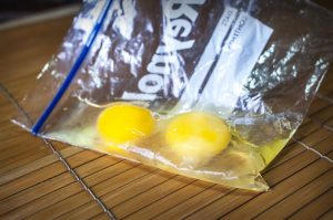 Idea para cocinar huevos en bolsa ziploc