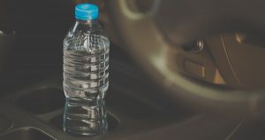 Dejar una botella de agua en el carro, Sobre todo en Verano puede ocasionar Que inicies un Incendio