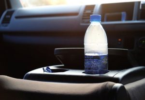 Dejar una botella de agua en el carro, Sobre todo en Verano puede ocasionar Que inicies un Incendio
