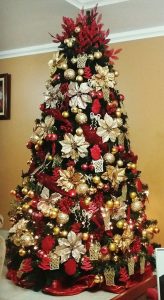 los mejores arboles de navidad decorados con rojo y dorado