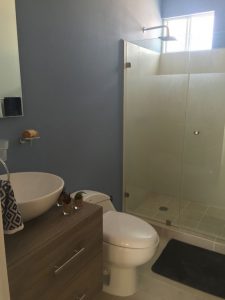 Interiores de casas pequeñas y sencillas en baños