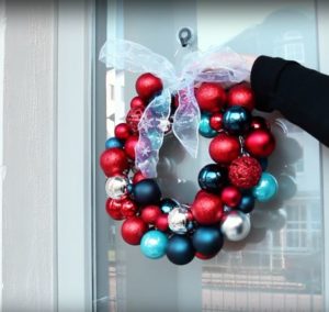 como hacer un adorno navideño para la puerta principal