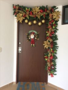 decoracion navideña para puertas de entrada elegantes