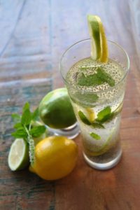 agua con chia y limon para eliminar grasa de la barriga