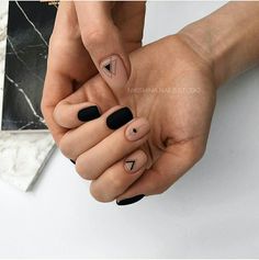 manicure con estilo geometrico corto