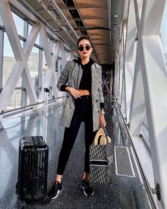 outfit para viajar en avion mujer elegante y a la moda